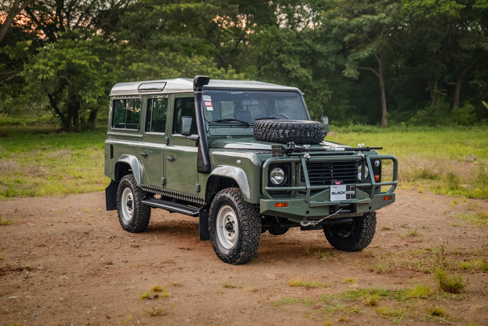 110-land-rover-defender-kalahari-edition-105