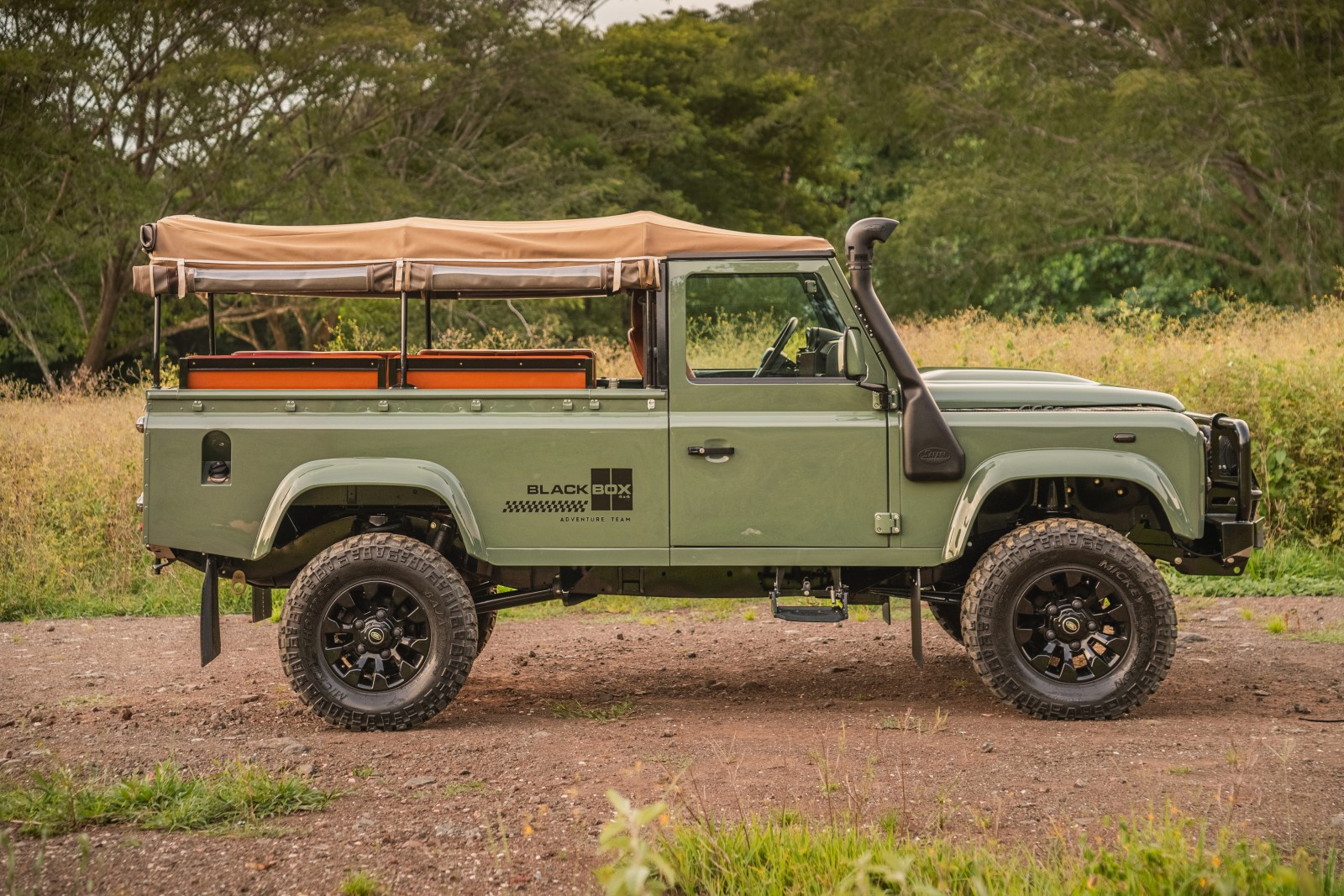 land-rover-defender-110-soft-top-30